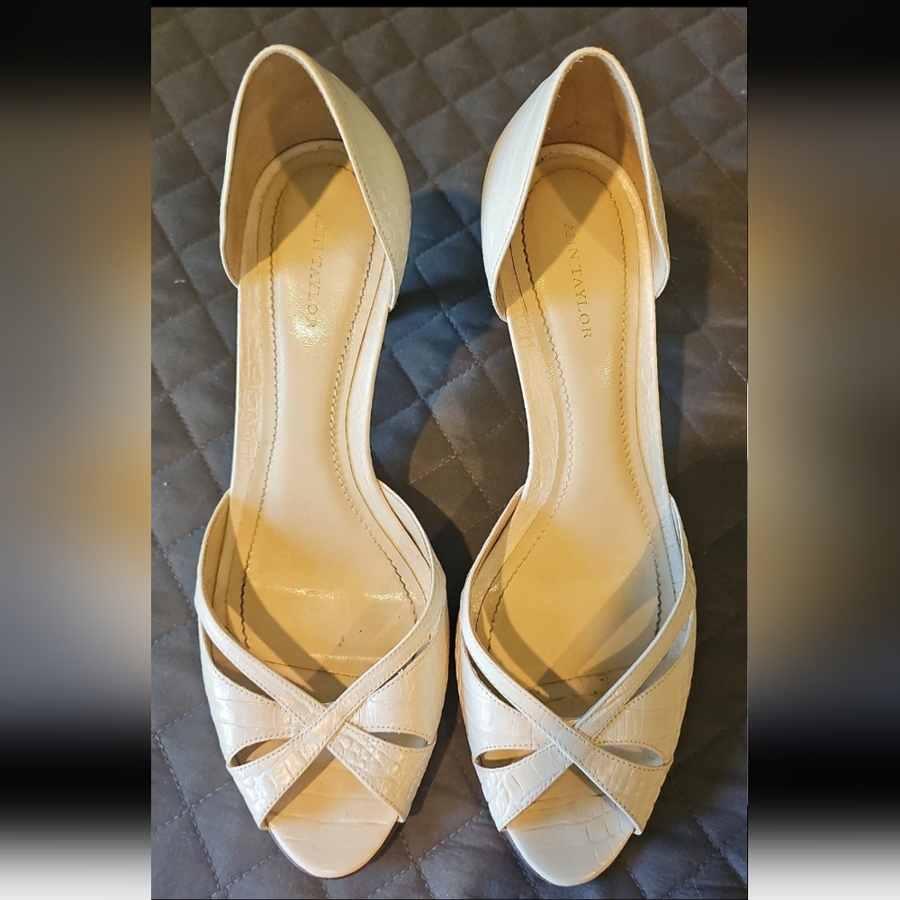 Ann Taylor Crocodile embossed Cream Color Peep Toe heels size 10